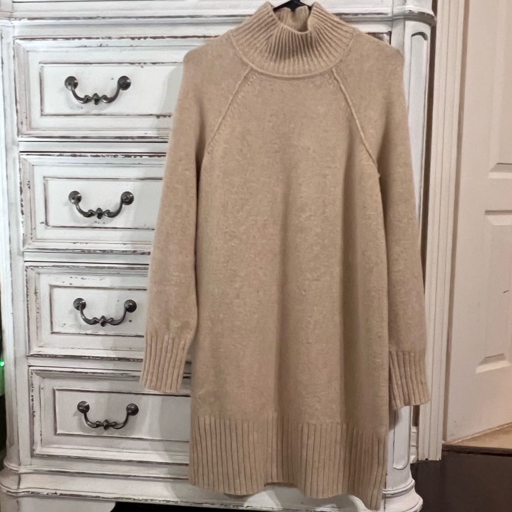 Oversized Banana Republic Tan Turtleneck Sweater Dress 
Worn Once!